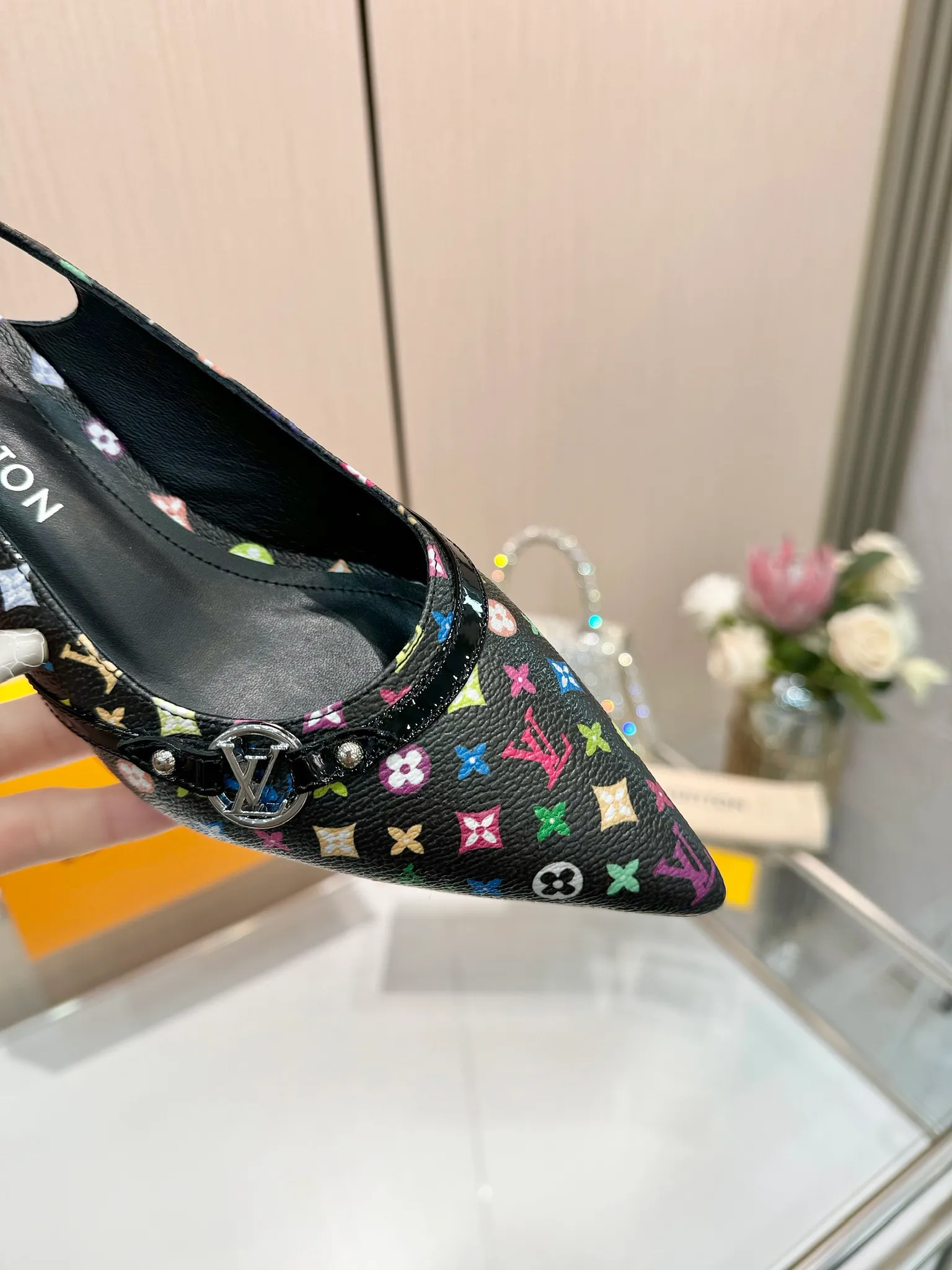 👟👟Ex-factory price 640👟👟Purchase level], Louis Vuitton 2025 official website early spring series! Perfect last shape, new pointed toe🆕, the official website is updated simultaneously. The small pointed toe is matched with a hollow leather strip and a small square buckle to adjust the elasticity. LV hardware "logo" is embellished. It is full of details and a visual feast. 💯It is difficult to conceal the elegant temperament of LV. It is comfortable and easy to wear, and full of femininity. The new original reverse mold last has the ultimate 1:1 shape, exquisite workmanship, and imported high-end fabrics showing exquisite texture! Fabric: Imported lambskin, cow patent leather/Presbyopia/denim. High-quality soft sheepskin lining. Feet: imported goatskin, Italian genuine leather outsole. 5.5 lacquered heels. Number of yards: 34-41 (34.40, 41, customization is non-returnable and non-exchangeable)
